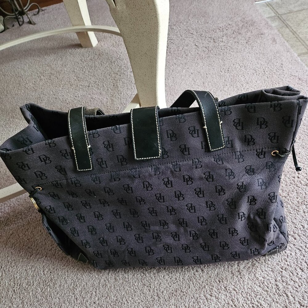 DOONEY AND BOURKE BLACK TOTE SIGNATURE BAG, WITH BLACK LEATHER TRIM KEY TAG